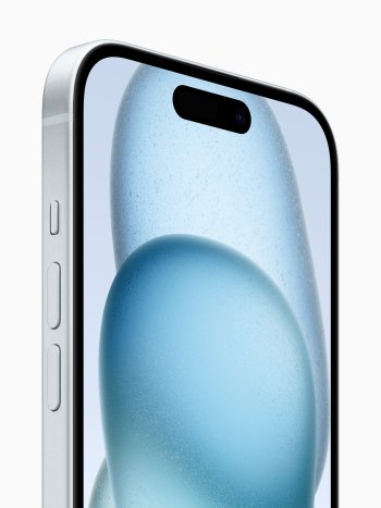 iPhone 15 a iPhone 15 Plus představují nový tvarovaný okraj a odolné, barevně probarvené zadní sklo.
