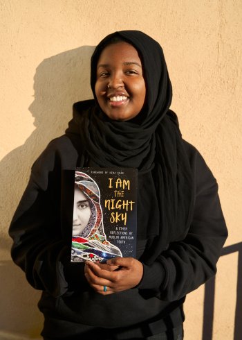 Sasa Aakil je spoluautorkou oceněné antologie I Am the Night Sky, která vyšla v roce 2019. Poslechněte si, jak Sasa čte ukázku ze své básně 