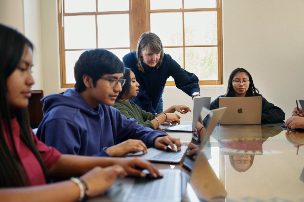 Apple slav&iacute; Světov&yacute; den učitelů spu&scaron;těn&iacute;m nov&yacute;ch bezplatn&yacute;ch vzděl&aacute;vac&iacute;ch zdrojů pro učitele a studenty, zaměřen&yacute;ch na podporu kreativity ve v&yacute;uce, a speci&aacute;ln&iacute;ch kolekc&iacute; v r&aacute;mci služeb Apple.