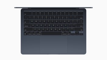 MacBook Air se dodává ve čtyřech skvělých barvách včetně půlnoční, která je opatřena průlomovým eloxovacím těsněním snižujícím otisky prstů.