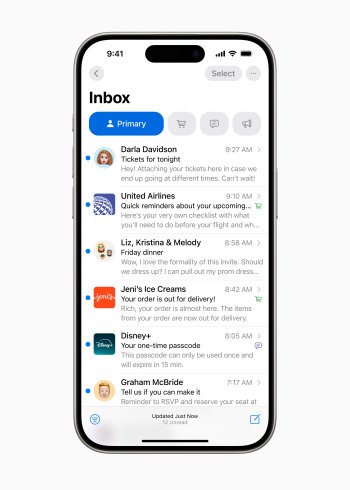 Aplikace Mail přináší nové způsoby správy doručené pošty s kategorizací, která zahrnuje kategorie Primární, Transakce, Aktualizace a Akce.