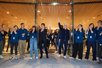 Deirdre O'Brienová a Tim Cook zdraví zákazníky v Apple Jing'an.
