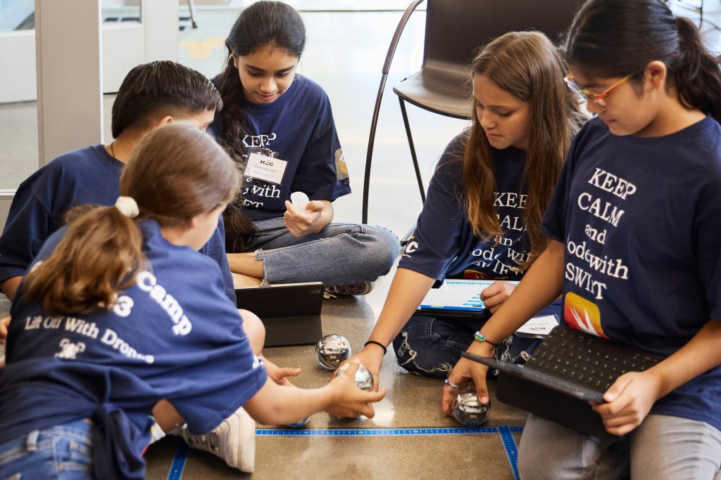 D&iacute;ky financov&aacute;n&iacute; z iniciativy Community Education Initiative od Applu se letn&iacute;ho IT t&aacute;bora na Houston Community College z&uacute;častnilo v&iacute;ce než 2 500 studentů, kteř&iacute; se sezn&aacute;mili s různ&yacute;mi t&eacute;maty včetně programov&aacute;n&iacute; pomoc&iacute; technologi&iacute; Apple.