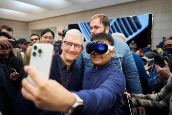 Tim Cook pózuje na selfie se zákazníkem, který nosí Apple Vision Pro.