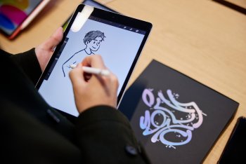 Zákazník se na iPadu kreativně vyřádí s Apple Pencil.