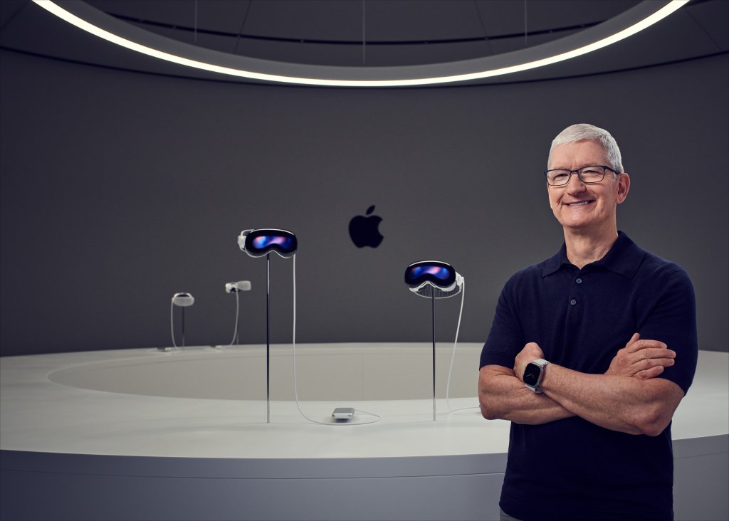 Tim Cook na konferenci WWDC23 odhalil Apple Vision Pro a éra prostorových počítačů je tady. Tim Cook na konferenci WWDC23 odhalil Apple Vision Pro a éra prostorových počítačů je tady.