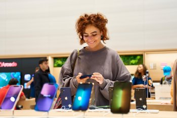 Stovky lidí čekalo ve frontě na otevření Apple Brompton Road