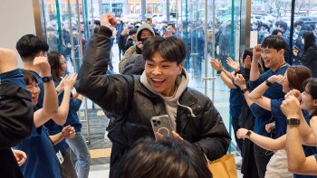 Členové týmu společnosti Apple vítají zákazníky při slavnostním otevření Apple Hongdae, 100. maloobchodní pobočky společnosti Apple v asijsko-pacifickém regionu.