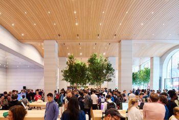 Stovky lidí čekalo ve frontě na otevření Apple Brompton Road