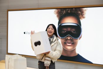 Zákaznice se na Apple Fifth Avenue nadšeně chlubí svým novým nákupem Apple Vision Pro.