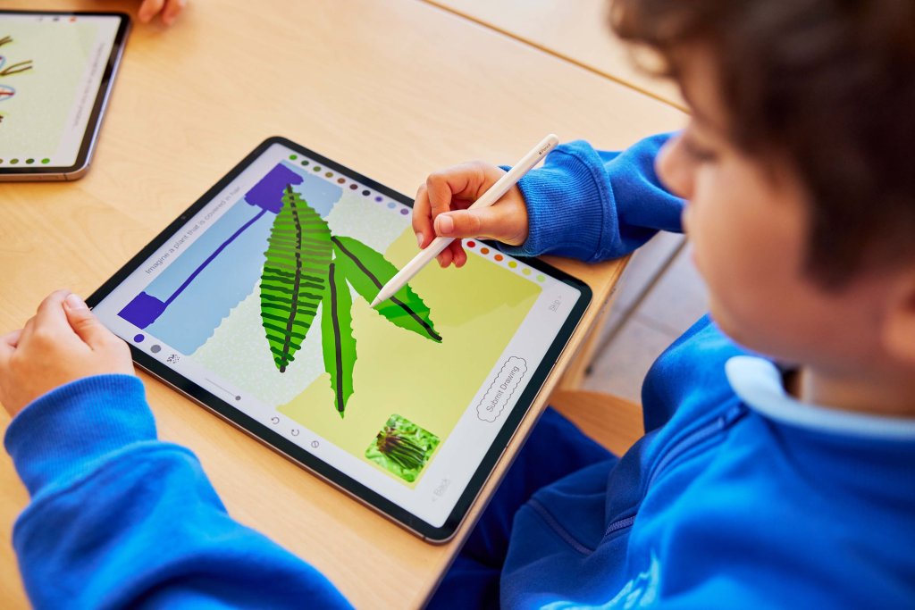 &Uacute;častn&iacute;ci si mohou na iPadu Pro s tužkou Apple Pencil nakreslit vlastn&iacute; fl&oacute;ru a faunu a experimentovat s živ&yacute;mi barvami, tvary a texturami.