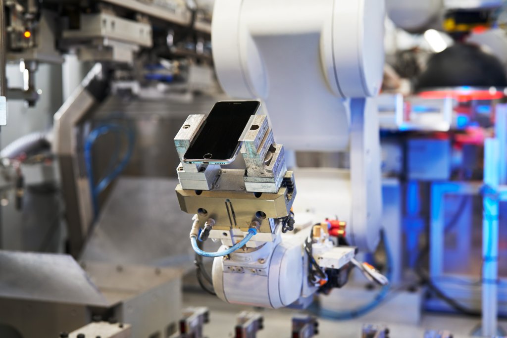 Robot Daisy pro demontáž iPhonu od společnosti Apple je jednou z mnoha inovací, které přispívají k dosažení cíle společnosti používat ve svých produktech pouze recyklované a obnovitelné materiály.