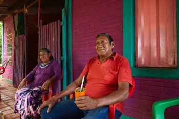 V roce 1962 se Ramon Mariotti (vpravo) s rodinou přestěhoval z oblasti Chaco v Paraguayi do Palomita I, kde okamžitě poznal, jak bohatá je půda jeho nového domova. Mariottiho otec začal pěstovat yerba maté a naučil ho složitostem sklizně rostliny, na
