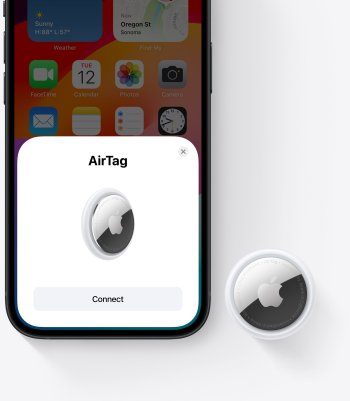 Nádherně jednoduché. AirTag nastavíš a připojíš ke svému iPhonu nebo iPadu jednoduchým klepnutím. Poté ho pojmenuješ, připevníš k předmětu, o kterém chceš mít přehled, a je to. Chceš dostávat oznámení o AirTagu i na své Apple Watch? To není problém.