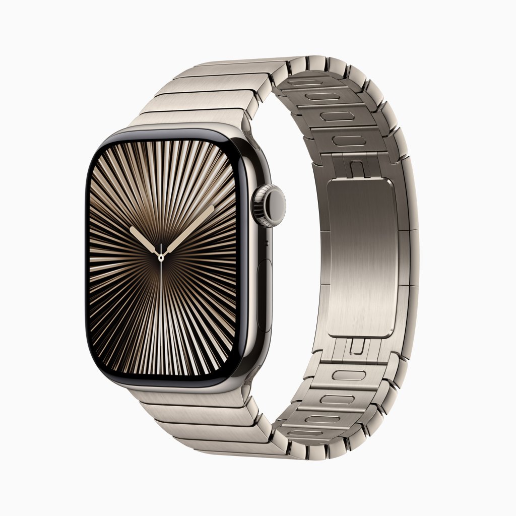 Apple Watch Series 10 je nyní k dispozici v leštěném titanovém provedení letecké kvality, které nahrazuje nerezovou ocel z předchozích generací. Tento titanový model se nabízí ve třech úchvatných barevných variantách: přírodní (na obrázku), zlatá a šedá. Tyto nové barevné možnosti dodávají hodinkám sofistikovaný a luxusní vzhled, který je zároveň lehčí a odolnější. Apple Watch Series 10 je nyní k dispozici v leštěném titanovém provedení letecké kvality, které nahrazuje nerezovou ocel z předchozích generací. Tento titanový model se nabízí ve třech úchvatných barevných variantách: přírodní (na obrázku), zlatá a šedá. Tyto nové barevné možnosti dodávají hodinkám sofistikovaný a luxusní vzhled, který je zároveň lehčí a odolnější.