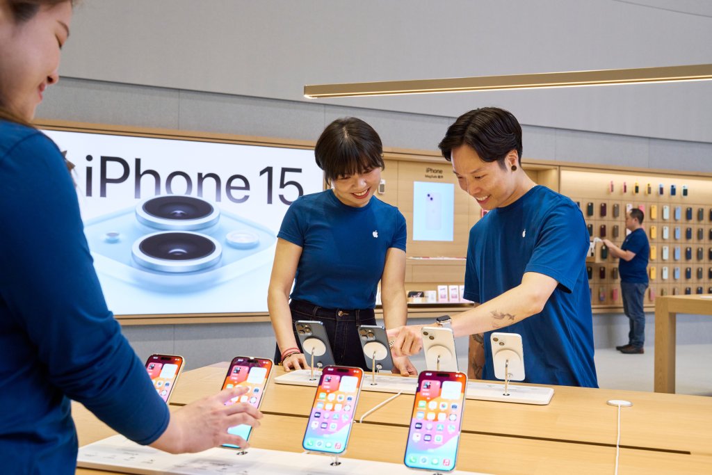 Členov&eacute; t&yacute;mu Apple jsou připraveni pomoci z&aacute;kazn&iacute;kům s n&aacute;kupem nov&eacute;ho zař&iacute;zen&iacute; a poskytnout jim individu&aacute;ln&iacute; nastaven&iacute; a podporu.