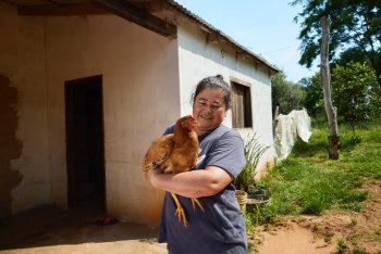 Graciela Gimenezová (na snímku) je členkou místního sdružení žen v komunitě Julián Portillo, které společnost Forestal Apepu podporuje chovem kuřat.