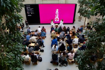 Na přednáškách, které povedou majitelé malých firem, se dozvíte, jak tyto organizace využívají produkty a zdroje společnosti Apple k budování svých podniků, oslovování zákazníků novými způsoby a posouvání svých organizací vpřed.