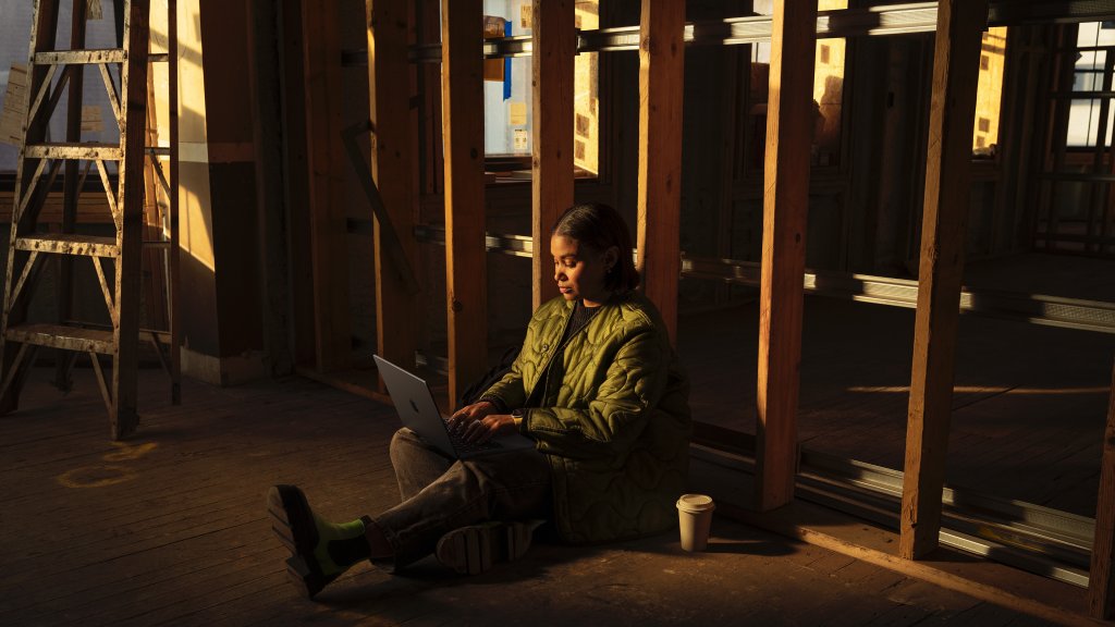 Apple Intelligence a Center Stage kamera v MacBook Pro