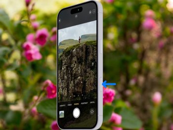Aktivace fotoaparátu na iPhone 15 Pro pomocí akčního tlačítka - detailní zobrazení.