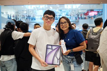 Zákazník se v Apple The Exchange TRX chlubí novým iPadem Air a Apple Pencil Pro.