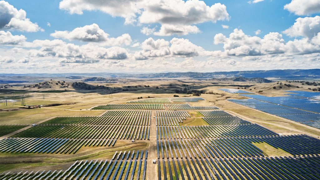 Green Bond společnosti Apple z roku 2019 podpořil velkou baterii společnosti um&iacute;stěnou u projektu California Flats Solar Project v Monterey v Kalifornii.