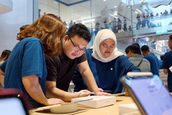 Zákazník si na slavnostním otevření Apple The Exchange TRX zkouší iPad a Apple Pencil.