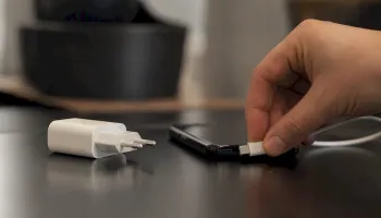 Bezpečné nabíjení baterií: 10 tipů, které chrání vás i zařízení
