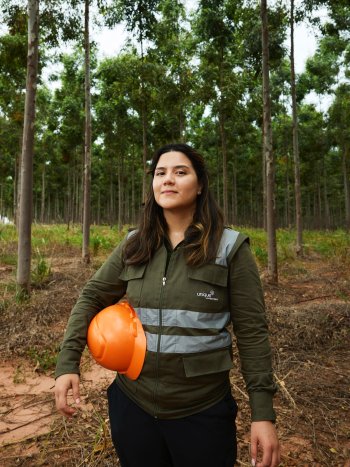 Zleva doprava: (1) Alvaro Ramirez je vedoucím lesním inženýrem a technickým ředitelem společnosti Forestal Apepu, který je zodpovědný za veškeré pozemní operace na místě. (2) Lesní inženýrka Belén Osario pracuje s Ramirezem a je zodpovědná za údržbu 