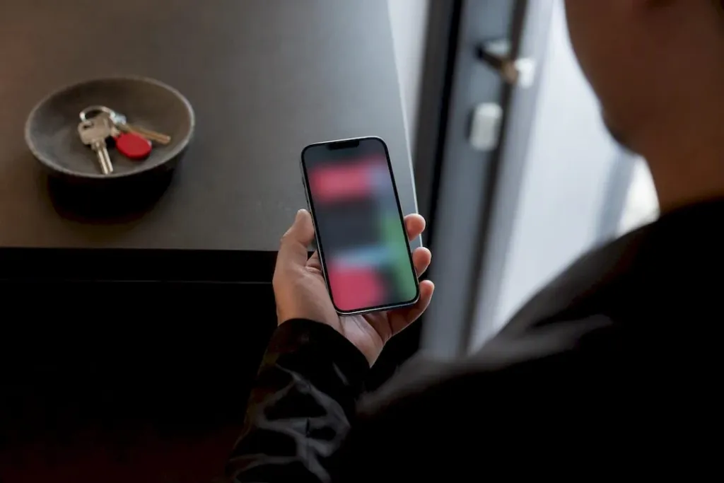 Ruka chrání telefon v případě jeho ztráty