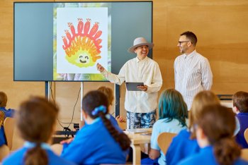 Multidisciplinární umělci Tin&Ed vyvinuli aplikaci Deep Field pro iPad Pro, která umožňuje účastníkům z celého světa představovat si společně nové světy v reálném čase v rozšířené realitě.