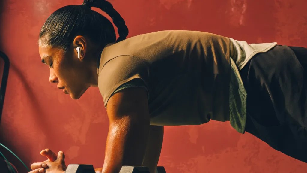 AirPods Pro 3 – ideální pro běh, HIIT i jógu AirPods Pro 3 – lifestyle použití při cvičení