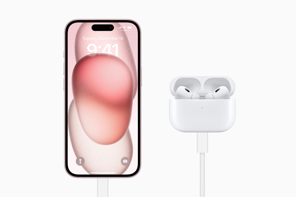 Uživatelé iPhonu 15 mohou nabíjet aktualizované AirPods Pro (2. generace) nebo Apple Watch přímo ze svého iPhonu s novým konektorem USB-C. Uživatelé iPhonu 15 mohou nabíjet aktualizované AirPods Pro (2. generace) nebo Apple Watch přímo ze svého iPhonu s novým konektorem USB-C.