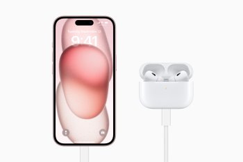 Uživatelé iPhonu 15 mohou nabíjet aktualizované AirPods Pro (2. generace) nebo Apple Watch přímo ze svého iPhonu s novým konektorem USB-C.