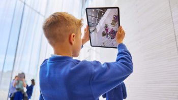 Studenti, kteří navštívili Uměleckou galerii Nového Jižního Walesu v Sydney, si jako jedni z prvních vyzkoušeli novou imerzivní iniciativu pro rozšířenou realitu Deep Field.