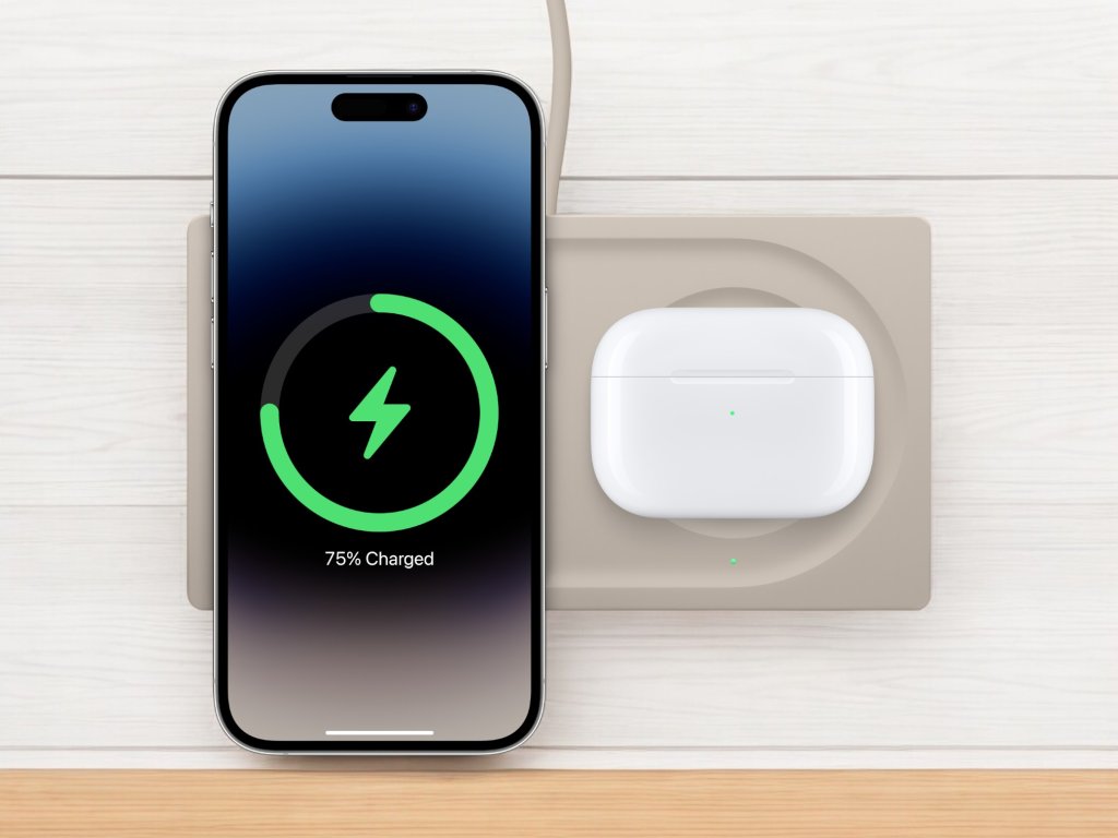 iPhone s MagSafe nabíječkou a bezdrátově nabíjející se AirPods na nabíjecí stanici. Zobrazena animace nabíjení iPhonu a sluchátek. iPhone s MagSafe nabíječkou a bezdrátově nabíjející se AirPods na nabíjecí stanici. Zobrazena animace nabíjení iPhonu a sluchátek.