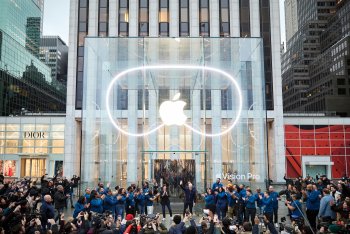 Tim Cook a Deirdre O'Brienová vítají zákazníky na Apple Fifth Avenue při příchodu Apple Vision Pro.