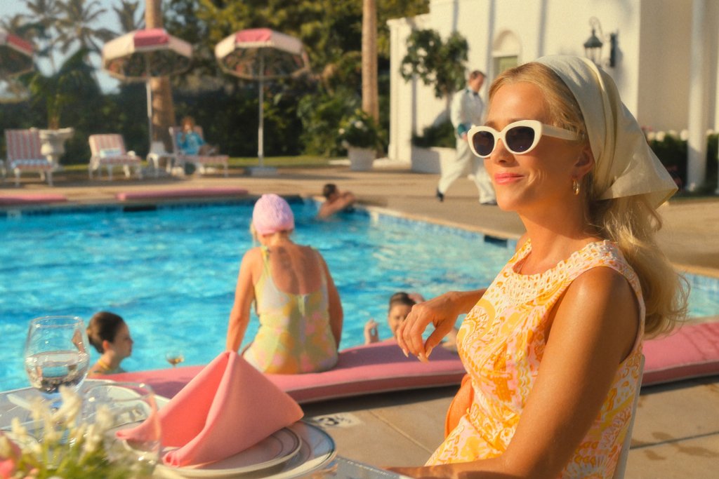 Seri&aacute;l Palm Royale z&iacute;skal 11 nominac&iacute;, včetně kategori&iacute; Nejlep&scaron;&iacute; komedi&aacute;ln&iacute; seri&aacute;l, Nejlep&scaron;&iacute; herečka v komedi&aacute;ln&iacute;m seri&aacute;lu pro Kristen Wiig a Nejlep&scaron;&iacute; dobov&eacute; kost&yacute;my pro seri&aacute;l.
