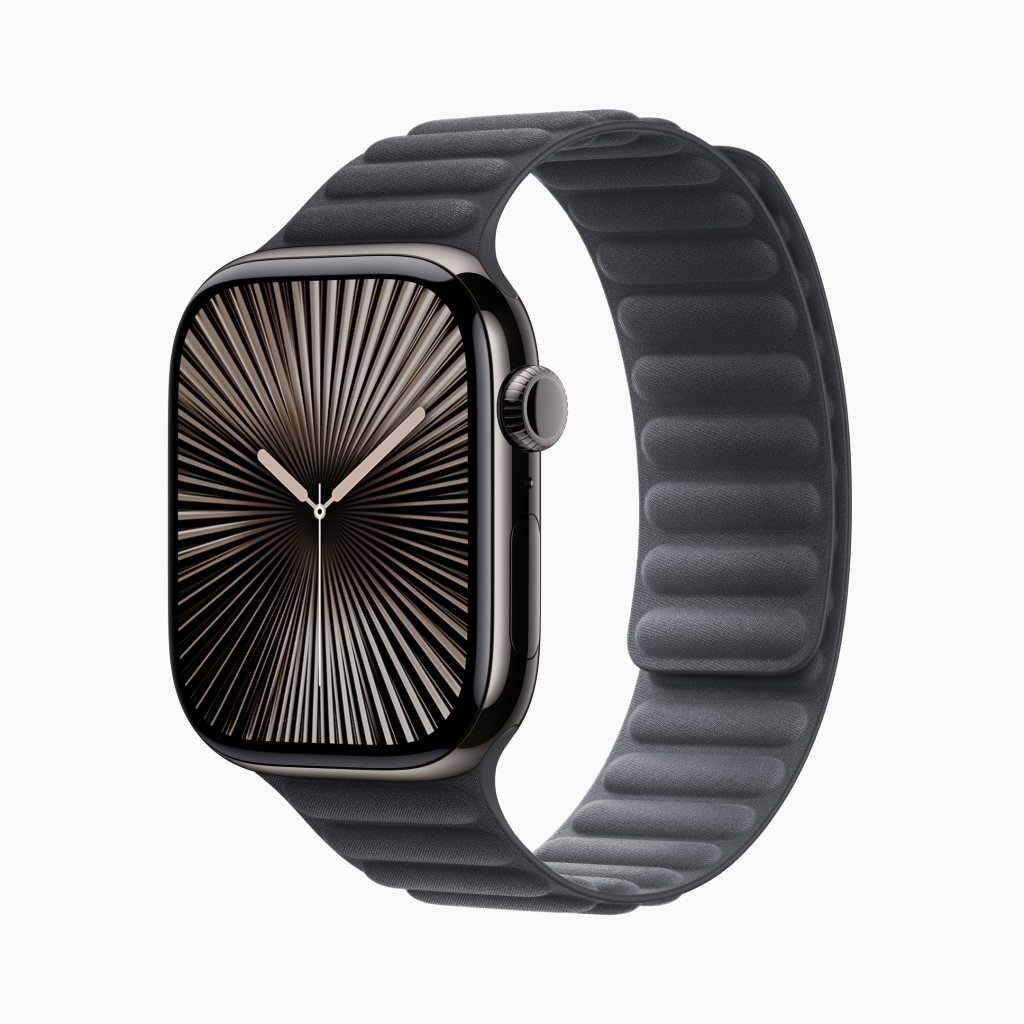 Apple Watch Series 10 je nyní k dispozici v leštěném titanu letecké kvality, který nahrazuje nerezovou ocel z předchozích generací. Tento luxusní model přichází ve třech elegantních barvách: přírodní, zlatá a šedá (na obrázku). Titanová konstrukce dodává hodinkám sofistikovaný vzhled, vyšší odolnost a zároveň nižší hmotnost, což je ideální pro každodenní nošení. Apple Watch Series 10 je nyní k dispozici v leštěném titanu letecké kvality, který nahrazuje nerezovou ocel z předchozích generací. Tento luxusní model přichází ve třech elegantních barvách: přírodní, zlatá a šedá (na obrázku). Titanová konstrukce dodává hodinkám sofistikovaný vzhled, vyšší odolnost a zároveň nižší hmotnost, což je ideální pro každodenní nošení.