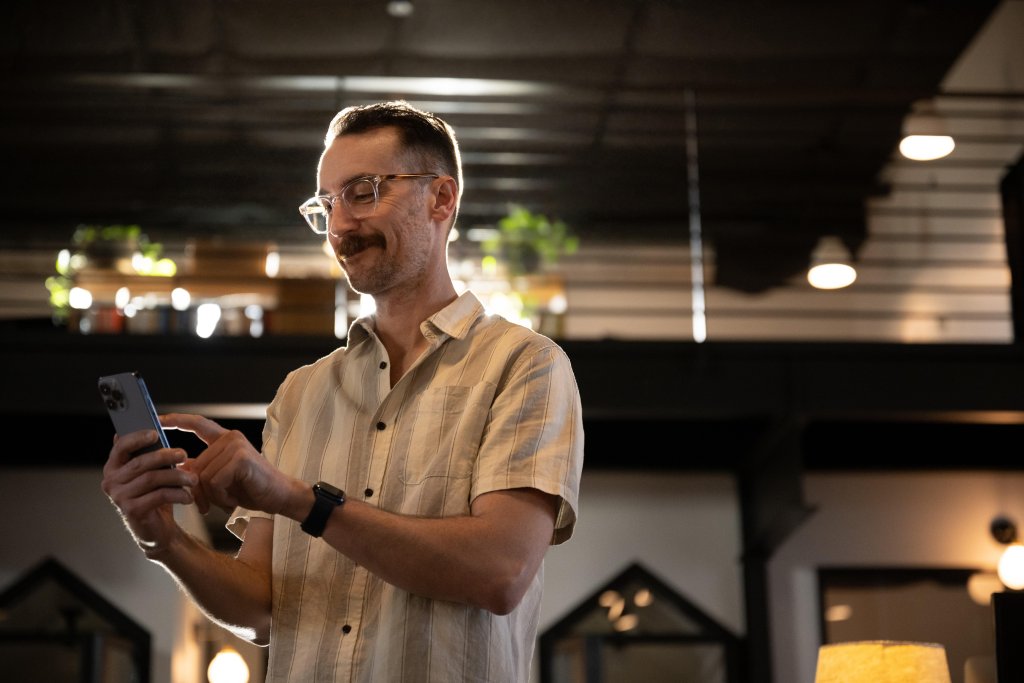 "Apple Business Essentials nabízí platformu pro rozšiřování firemních operací, která umožňuje rychlý a snadný nástup nových zaměstnanců a nastavení nových zařízení Apple," řekl Max Williamson (na snímku). "Apple Business Essentials nabízí platformu pro rozšiřování firemních operací, která umožňuje rychlý a snadný nástup nových zaměstnanců a nastavení nových zařízení Apple," řekl Max Williamson (na snímku).