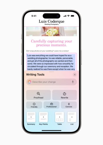 Apple Intelligence zpřístupňuje uživatelům nové způsoby, jak vylepšit psaní a efektivněji komunikovat. Díky zcela novým systémovým nástrojům pro psaní mohou uživatelé přepisovat, opravovat a shrnovat text téměř všude, kde píší, včetně aplikace Mail, 