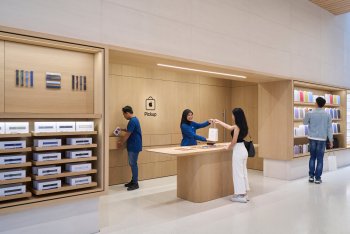 Speciální přepážka Apple Pickup usnadňuje zákazníkům zadání objednávky online a vyzvednutí produktů podle vlastního uvážení.