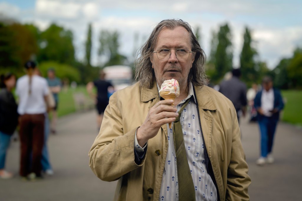 Seri&aacute;l Slow Horses z&iacute;skal nominaci na Emmy v kategorii Nejlep&scaron;&iacute; dramatick&yacute; seri&aacute;l a hlavn&iacute; hvězda Gary Oldman byl nominov&aacute;n na Nejlep&scaron;&iacute;ho herce v dramatick&eacute;m seri&aacute;lu.