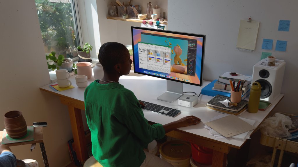 Mac mini na pracovním stole v domácí kanceláři