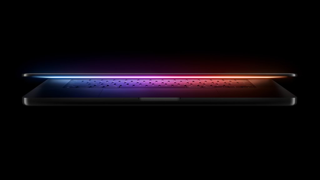 MacBook Pro s čipem M4 na pracovním stole