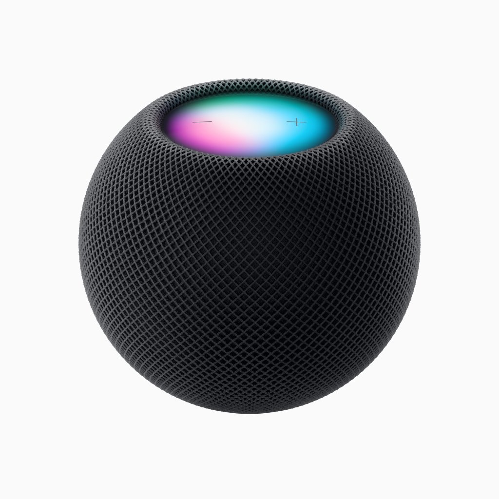 HomePod mini, elegantní chytrý reproduktor, který se hodí do každého prostoru, je nyní k dispozici v barvě „midnight“. HomePod mini, elegantní chytrý reproduktor, který se hodí do každého prostoru, je nyní k dispozici v barvě „midnight“.