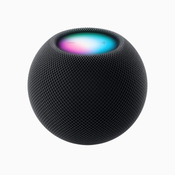 HomePod mini, elegantní chytrý reproduktor, který se hodí do každého prostoru, je nyní k dispozici v barvě „midnight“.