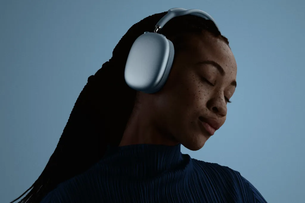 Apple AirPods Max 2 lifestyle Apple AirPods Max 2 na hlavě uživatelky v modré barvě