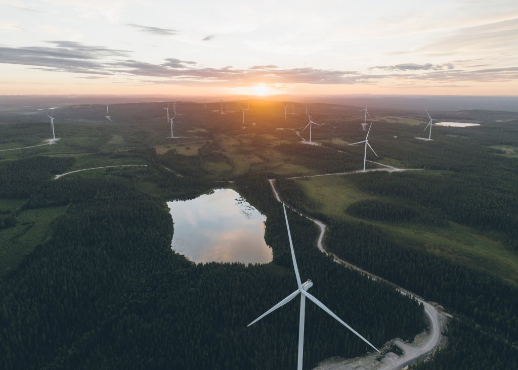 Letos se do programu Apple Supplier Clean Energy připojila společnost Holmen Iggesund. Větrn&aacute; elektr&aacute;rna Bl&aring;bergsliden společnosti Holmen m&aacute; 26 větrn&yacute;ch turb&iacute;n a nach&aacute;z&iacute; se nedaleko Skellefte&aring; ve &Scaron;v&eacute;dsku.