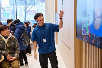 Každý den v 17:00 se mohou zákazníci zastavit ve zbrusu novém Pop-Up studiu společnosti Apple, kde se představí kultovní hiphopový umělec a podnikatel Beenzino.